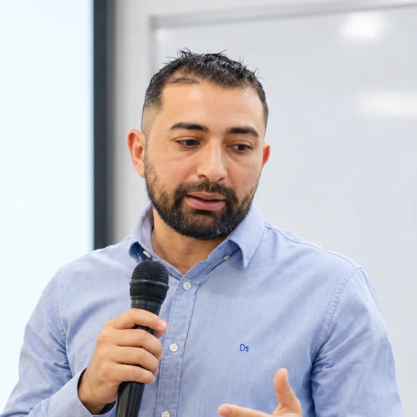 Ariel Castillo dando una charla